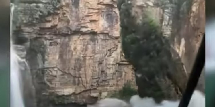 Кусок скалы обрушился на туристов и попал на видео