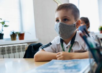 Începând de luni, școlile trec la învățământul online