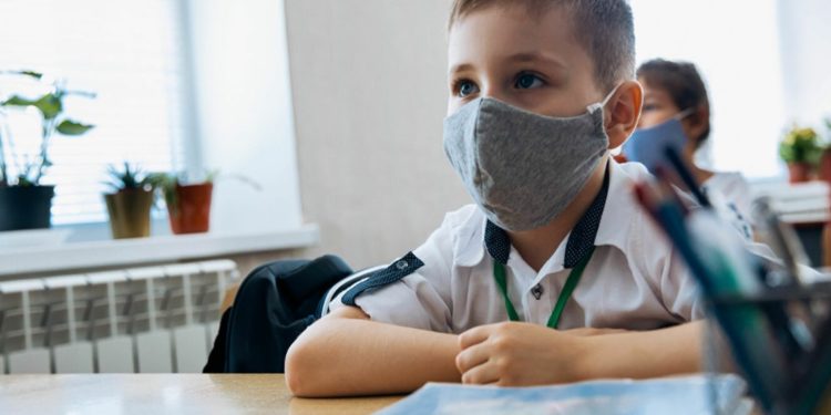 Începând de luni, școlile trec la învățământul online