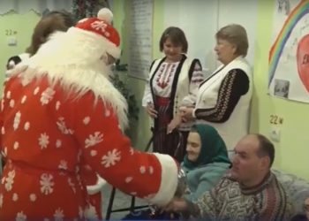 Подарки, колядки и праздничная атмосфера. Как встретили Рождество в доме престарелых в коммуне Пугачены | VIDEO