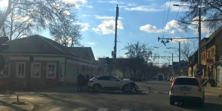 Un Porsche a „aruncat” o Mazda pe trotuar, la intersecția străzilor 31 august cu Vasile Alecsandri. Sunt zob | FOTO
