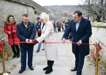 Echipa lui Ilan Șor continuă să construiască drumuri în raionul Orhei. Au fost inaugurate două porțiuni de drum betonat din comuna Ivancea | VIDEO