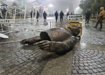 В Казахстане снесли памятник Назарбаеву