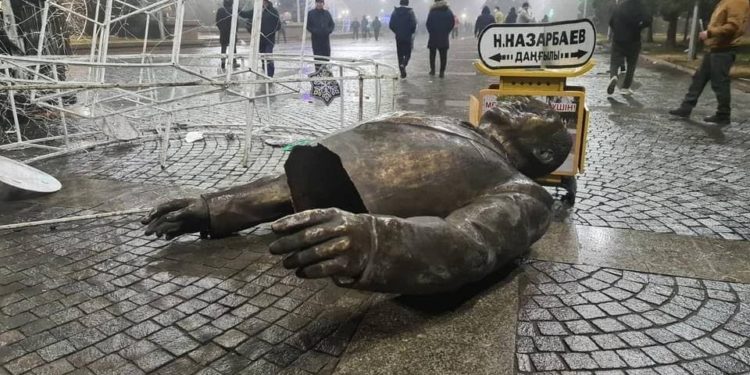 В Казахстане снесли памятник Назарбаеву