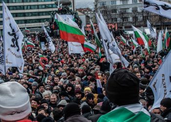 Протестующие против COVID-мер в Болгарии попытались штурмовать парламент