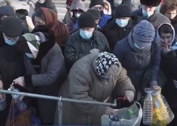 Creştinii ortodocşi de stil vechi sărbătoresc astăzi Boboteaza. Sute de oameni au venit la Catedrala din Chișinău pentru a lua aghiazmă. Majoritatea au ignorat regulile anti-pandemice | VIDEO