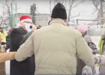 Bucurii pentru oamenii nimănui: Beneficiarii centrului de găzduire pentru persoane fără adăpost au avut parte de sărbătoare și cadouri de Revelion | VIDEO