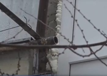 Locatarii unui cămin din capitală trăiesc cu frica-n sân după ce unul din vecini a tăiat ilegal una din țevile de susținere a balconului | VIDEO