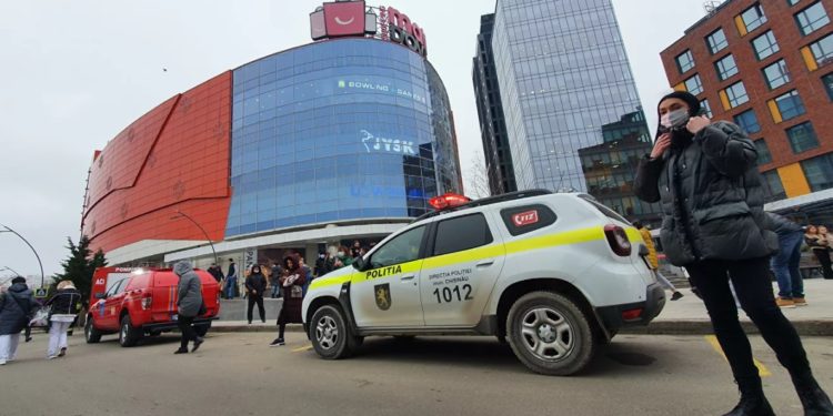 Update: Alertă cu bombă la MallDova. Autorul cere un avion pe strada Maria Drăgan