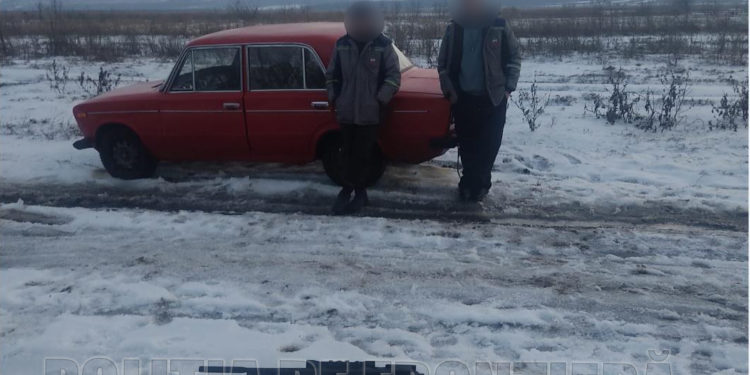 Braconieri prinși pe malul Nistrului: Aveau două arme pneumatice, două stații radio și un cuțit
