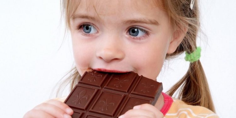 O substanță interzisă în Franța este consumată de copiii din România. Poate duce la apariția cancerului