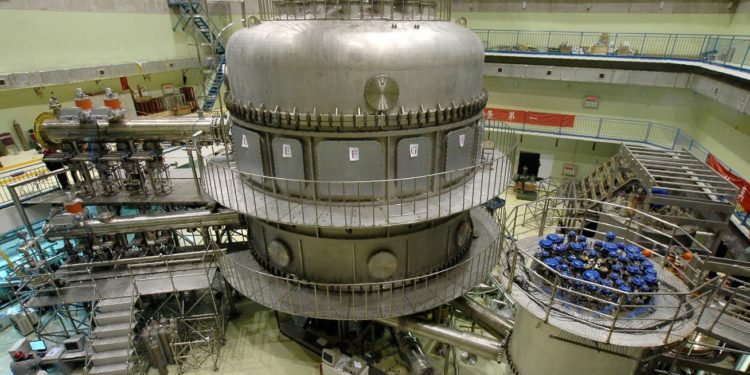 Термоядерный реактор в Китае разогрелся в пять раз сильнее Солнца