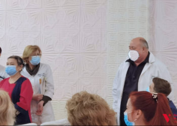 Dacă nu ai mască, putem s-o desenăm. Câțiva medici din capitală, care nu purtau masca la un eveniment, s-au trezit cu ele pe față. Cum s-a produs minunea | VIDEO