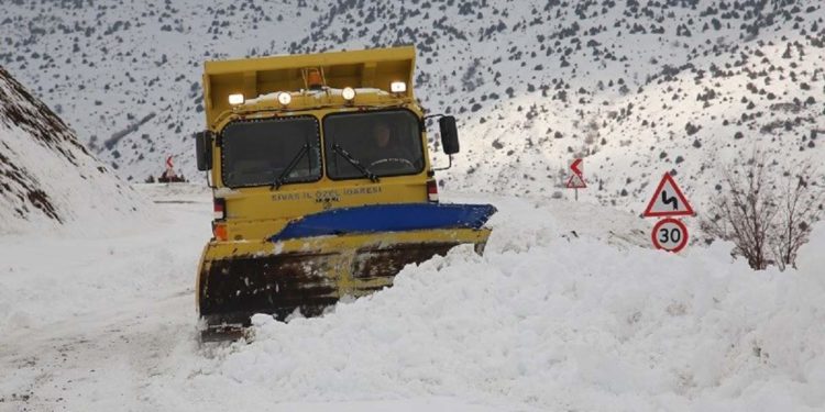 Снегопады в Турции: тысячи людей на дорогах и отмена авиарейсов