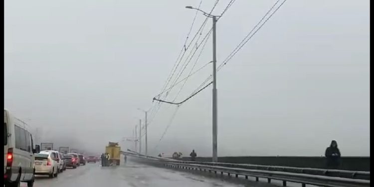 Reacția RTEC după ce au căzut mai mulți piloni care susțin liniile de troleibuz de pe Viaduct