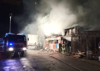 Incendii în capitală. Un magazin de construcție și un atelier de lemnărie, cuprinse de flăcări | FOTO