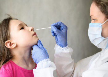 Вирусолог объяснил рост случаев COVID-19 среди детей