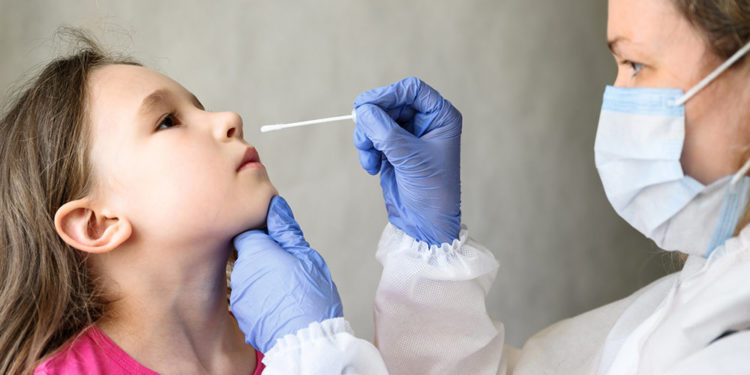 Вирусолог объяснил рост случаев COVID-19 среди детей
