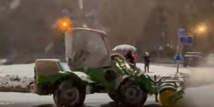 Заснеженный Иерусалим после зимней бури. Образовался снежный покров толщиной около 20 см | VIDEO