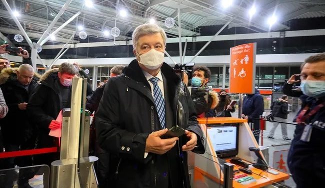 Петр Порошенко вернулся в Украину. Ему грозит арест по делу о госизмене
