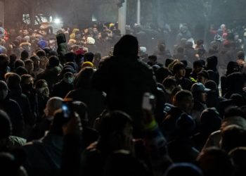 În Kazahstan continuă protestele masive privind scumpirea combustibilului. Polițiștii folosesc gaze lacrimogene