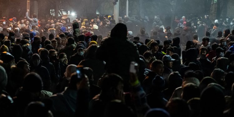 În Kazahstan continuă protestele masive privind scumpirea combustibilului. Polițiștii folosesc gaze lacrimogene