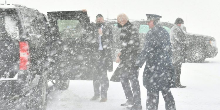 O furtună de zăpadă puternică a blocat Washington. Joe Biden a avut probleme la coborârea din Air Force One | VIDEO/FOTO