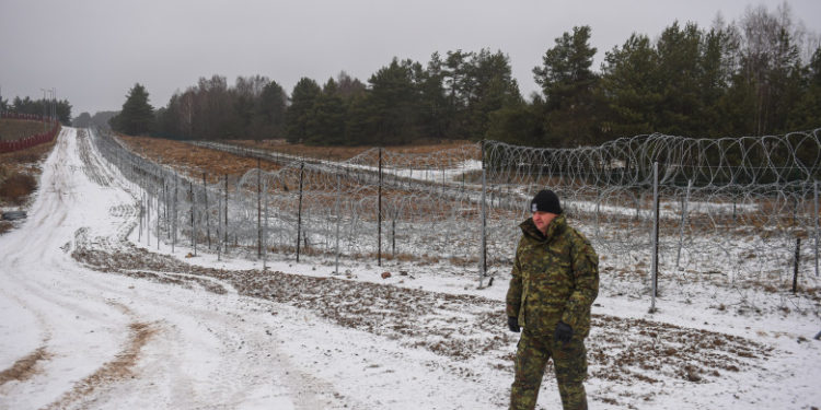 Polonia începe marți construcția unui gard înalt de 5,5 metri la frontiera externă a UE