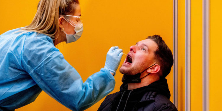 A fost descoperită o sub-variantă Omicron. În unele țări din Europa înlocuiește deja varianta Omicron originală