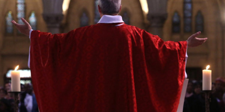 Revoltă într-o biserică din Italia, după o predică a preotului antivaccinist. Credincioșii au plecat de la slujbă