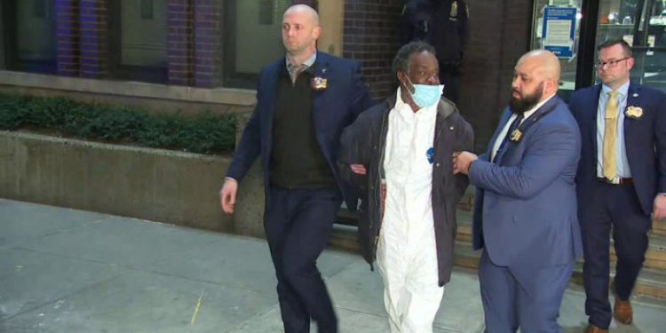 O femeie a murit după ce a fost împinsă în fața metroului, la New York. Suspectul a fugit, dar apoi s-a predat poliției