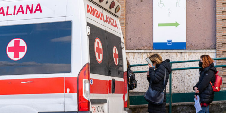 Un asistent medical din Italia a fost arestat pentru că oferea vaccinări false. A fost înregistrat în timp ce vărsa vaccinul la gunoi | FOTO