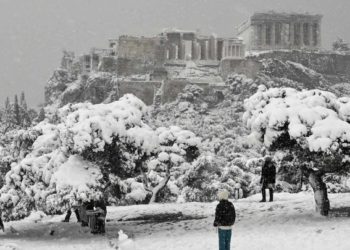 Сильный снегопад парализовал жизнь в Греции