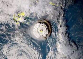 Более 10 судов в Японии пострадали от цунами