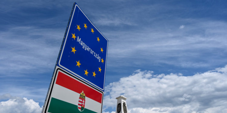 Un român a fost condamnat la aproape 4 ani de închisoare, în Ungaria, după ce a traficat 20 de migranți sirieni