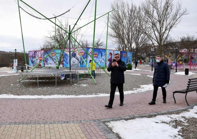 Toate intrările în parcul OrheiLand au fost blocate de polițiști