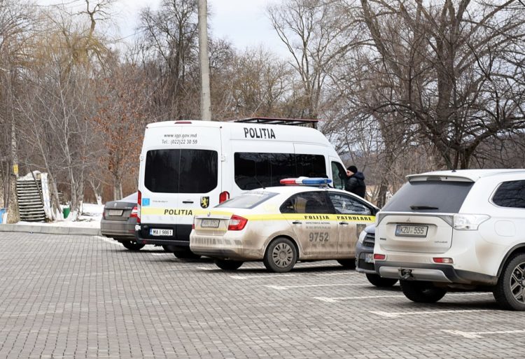 Toate intrările în parcul OrheiLand au fost blocate de polițiști