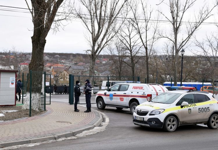 Toate intrările în parcul OrheiLand au fost blocate de polițiști