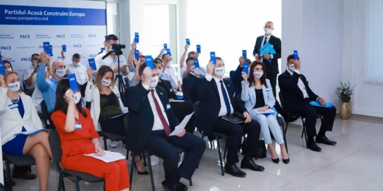 «Очерняет доброе имя партии». Партия Кавкалюка подала в суд на ЦИК