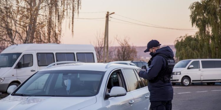 Trei călători care plecau în Germania, depistați cu acte falsificate