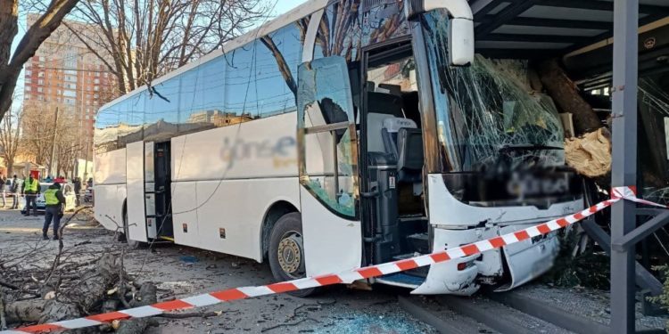 Рейсовый автобус Одесса-Киев влетел в магазин и четыре авто: У водителя инсульт