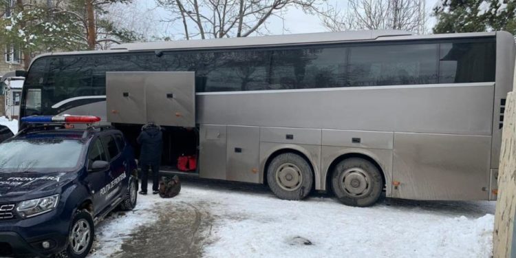 Piese auto uzate, introduse ilegal în țară în valiza unui moldovean care se întorcea din România | FOTO