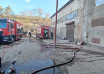 В Кишиневе на складе вспыхнул пожар. На место прибыли шесть пожарных расчетов | VIDEO