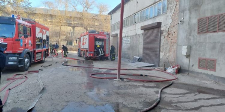 В Кишиневе на складе вспыхнул пожар. На место прибыли шесть пожарных расчетов | VIDEO