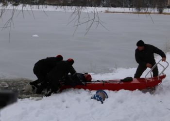 La un pas de tragedie: Un pescar a fost scos din lac de către salvamari după ce s-a prăbușit sub gheața subțire | VIDEO