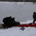La un pas de tragedie: Un pescar a fost scos din lac de către salvamari după ce s-a prăbușit sub gheața subțire | VIDEO