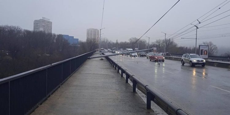 Mai mulți stâlpi de iluminare au căzut pe Viaduct. Trei rute de troleibuz sunt redirecționate | FOTO/VIDEO