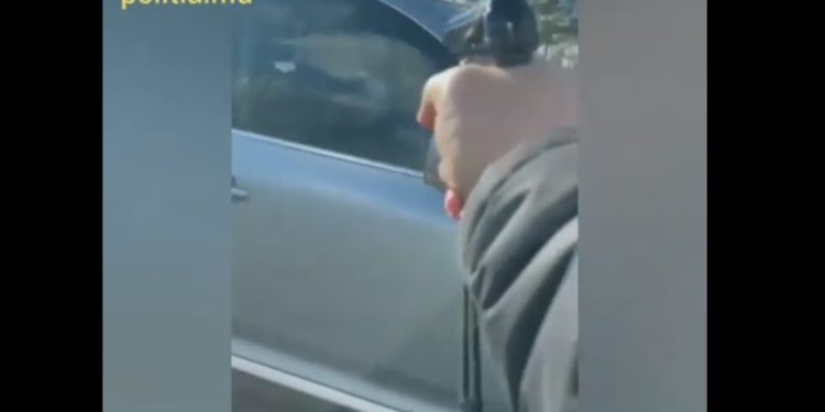 Un șofer a amenințat un polițist cu o armă, după ce a refuzat să prezinte actele. Ce a urmat? | VIDEO