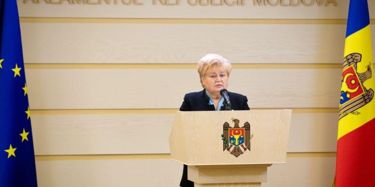 Регина Апостолова: Власть закрыла школы, чтобы сэкономить на тепле за счет детей