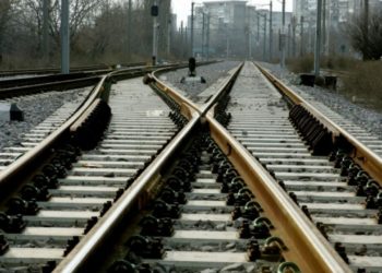 O fată de 23 de ani, lovită de o locomotivă în timp ce traversa calea ferată: Victima, transportată la spital